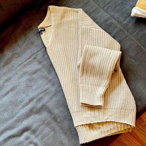 Lightweight sweater, medium size in a good conditions.
